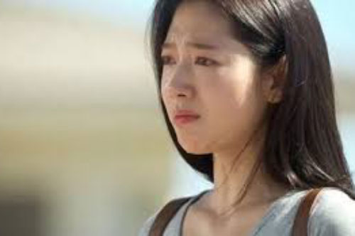 Cả nhà đang ăn Tất niên vui vẻ, bất ngờ mẹ bật khóc báo một tin chấn động