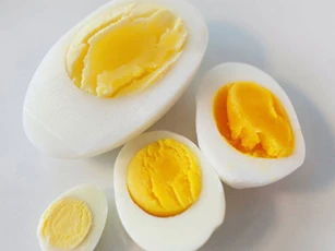 Những người cần hạn chế ăn trứng