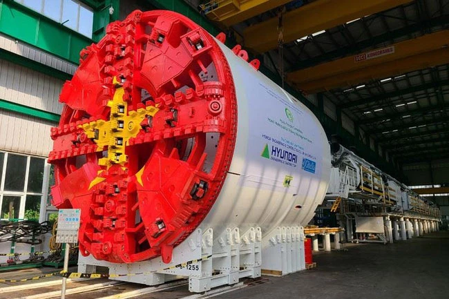 Khiên đào của máy TBM “Thần tốc” sắp được đưa xuống tầng đáy ga ngầm S9 - Kim Mã. Ảnh: NDO.