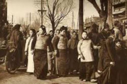 Loạt ảnh hiếm khắc họa rõ nét ngày Tết thời nhà Thanh: Người dân đi lại tấp nập khắp phố xá, pháo là thứ không thể thiếu trong ngày đầu năm