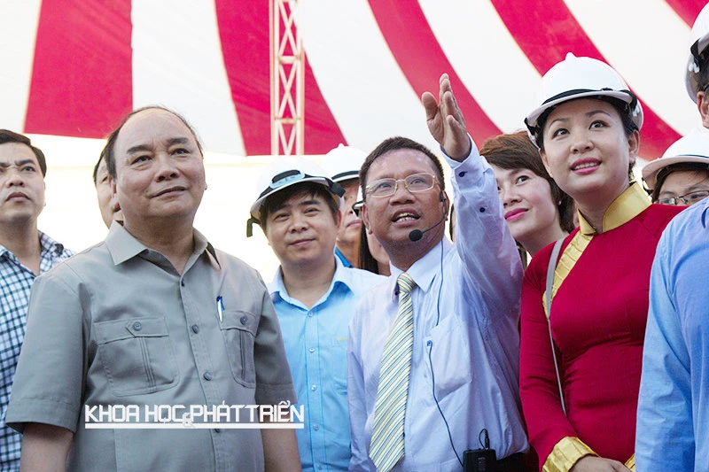 Ông Hoàng Đức Thảo (người giơ tay) giới thiệu với Thủ tướng Nguyễn Xuân Phúc về các sản phẩm của Công ty cổ phần Khoa học công nghệ Việt Nam tại cụm công nghiệp Vũ Quý, Kiến Xương, Thái Bình. Ảnh: Khoa học và Phát triển. Ông Hoàng Đức Thảo (người giơ tay) giới thiệu với Thủ tướng Nguyễn Xuân Phúc về các sản phẩm của Công ty cổ phần Khoa học công nghệ Việt Nam tại cụm công nghiệp Vũ Quý, Kiến Xương, Thái Bình. Ảnh: Khoa học và Phát triển.