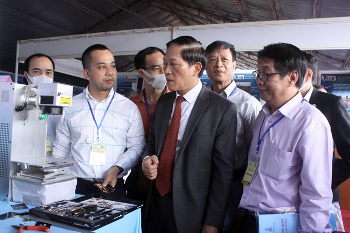 Thứ trưởng Bộ KH&CN Trần Văn Tùng thăm các gian hàng trưng bày tại sự kiện Techconnect 2020.