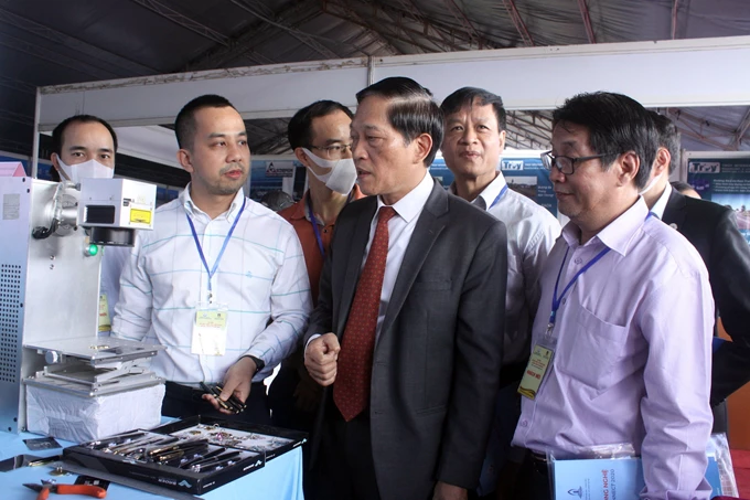 Thứ trưởng Bộ KH&CN Trần Văn Tùng thăm các gian hàng trưng bày tại sự kiện Techconnect 2020. Thứ trưởng Bộ KH&CN Trần Văn Tùng thăm các gian hàng trưng bày tại sự kiện Techconnect 2020.