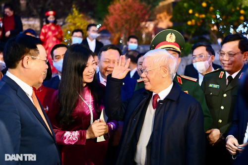 Ảnh: Tổng Bí thư, Chủ tịch nước Nguyễn Phú Trọng chúc Tết nhân dân Thủ đô trong đêm giao thừa