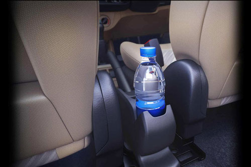 Uống nước trong chai nhựa để lâu trong ô tô ngày nóng, cần thận trọng vì lý do này