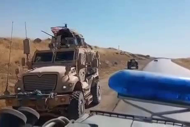 Xe bọc thép Nga đâm trực diện xe phục kích chống mìn của Mỹ trong lúc tuần tra