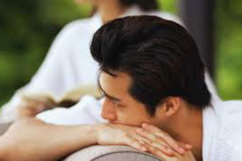 Tối mùng Một Tết, một vị khách đặc biệt xuất hiện và phản ứng của vợ khiến tôi "đứng hình"