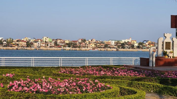 Nét đẹp cuộc sống dân sinh trong ngày Tết ở thành phố du lịch Quảng Bình