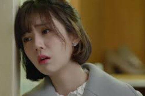 Gái ế theo mẹ đi chúc Tết đụng độ ngay "tên biến thái", song thân phận và thứ trong chiếc lì xì anh ta đưa mới làm cô choáng váng