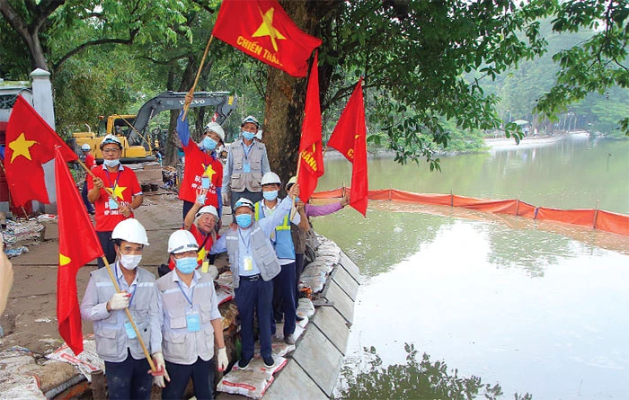 Định hướng phát triển doanh nghiệp KHCN giai đoạn mới chú trọng vào chất lượng. Trong ảnh: Tập thể cán bộ, công nhân viên Công ty cổ phần Khoa học công nghệ Việt Nam – BUSADCO với niềm vui vỡ òa trong ngày hợp long toàn tuyến kè Hồ Gươm với tổng chiều dài gần 1.500m sau 65 ngày đêm thi công, về đích trước 2 tháng so với thời gian yêu cầu.