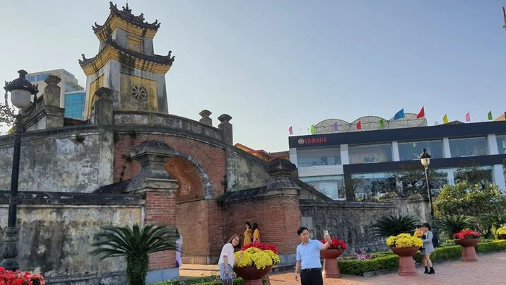 Cổng Bình Quan một trong những điểm thăm quan khi đến Quảng Bình được khách đến chụp hình lưu niệm