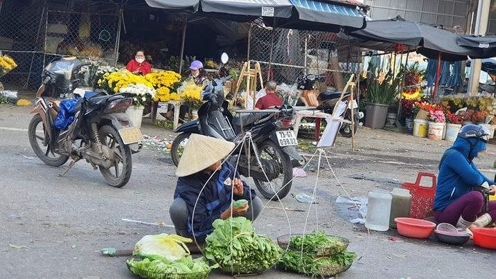 Người lao động nghèo vẫn mưu sinh bên hàng rau ngày mồng 2 Tết