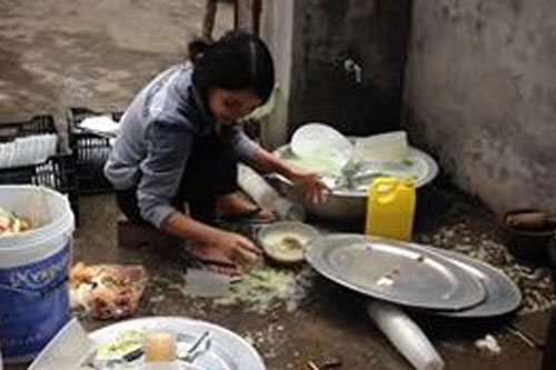 Lần đầu ra mắt nhà bạn trai, cô gái cay cú vì cố tình không ăn nhưng vẫn phải rửa bát