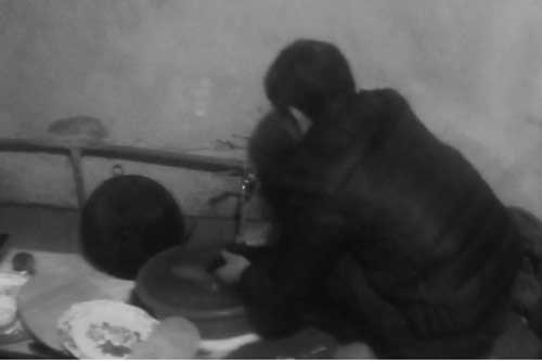 10 giờ tối thấy con gái một mình rửa các mâm cỗ, bố chạy ra giúp kèm câu nói khiến cô lặng người