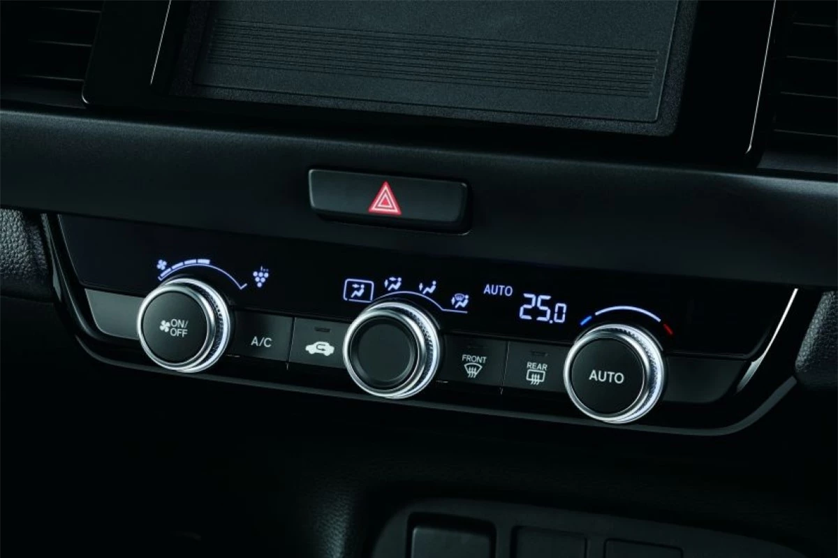Mọi phiên bản đều được trang bị tính năng ra vào xe không cần chìa khóa, nút đề khởi động, vô lăng đa chức năng và bốn loa. Bản Home bổ sung thêm gương trang điểm được chiếu sáng và kiểm soát khí hậu tự động, trong khi đó Luxe là bản duy nhất có 8 loa và đèn pha tự động.