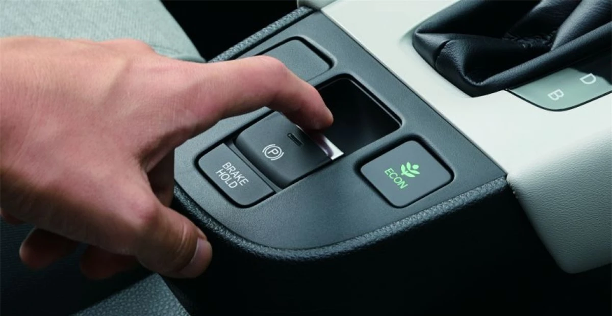 Luxe cũng là mẫu duy nhất được cung cấp gói hỗ trợ người lái Honda Sensing. Hệ thống này bao gồm phanh khẩn cấp, kiểm soát hành trình thích ứng với dừng và đi, hỗ trợ định tâm làn đương và hỗ trợ giữ làn đường. 6 túi khí và kiểm soát ổn định là trang bị tiêu chuẩn trên chiếc Jazz tại thị trường Singapore.