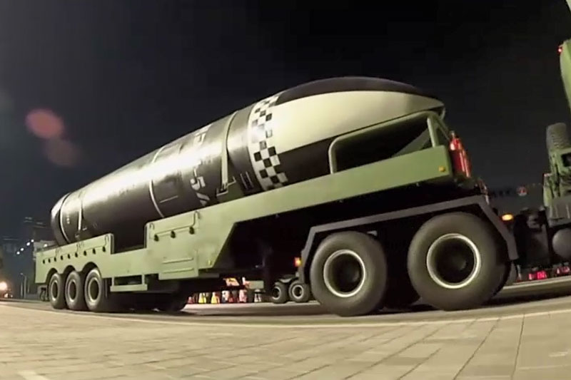 Clip Triều Tiên “khoe” tên lửa đạn đạo phóng từ tàu ngầm “mạnh nhất thế giới”