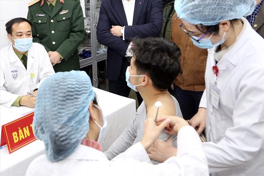 Tình nguyện viên đầu tiên được tiêm thử nghiệm NanoCovax - vaccine Covid-19 của Việt Nam. Ảnh: Hải Nguyễn/LĐO. Tình nguyện viên đầu tiên được tiêm thử nghiệm NanoCovax - vaccine Covid-19 của Việt Nam. Ảnh: Hải Nguyễn/LĐO.