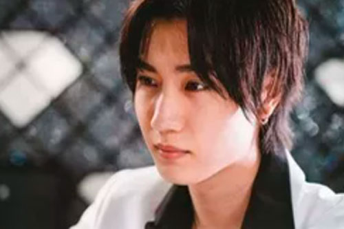 Dẫn bạn gái về ra mắt, tôi đánh rơi chiếc đũa nên cúi xuống nhặt, nhìn cảnh tượng dưới gầm bàn tôi chỉ muốn chia tay ngay