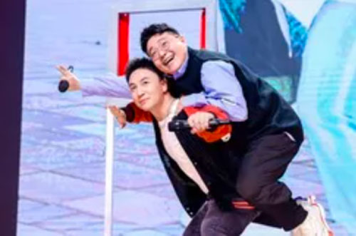 Thích Tiểu Long và Hác Thiệu Văn ôm hôn thắm thiết, hội ngộ sau 27 năm