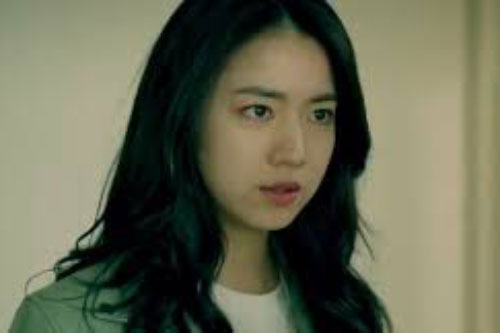 Mùng 3 Tết về quê lì xì mừng tuổi mẹ chồng nhưng bà vội nói "Khoan đã!" rồi làm một điều khiến tôi tái mặt