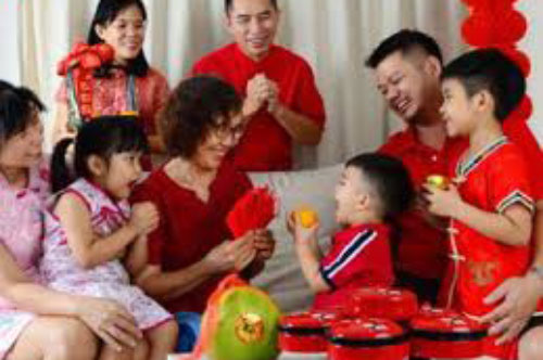 Bà nội vừa lì xì, các cháu hớn hở xé bao, để rồi khi nhìn thấy số tiền trên tay con mà tôi uất nghẹn