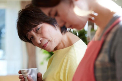 Vừa thấy cháu dâu, cô bác đã kháo nhau “nay có người rửa bát rồi”, nhưng ngay sau đó phải im tịt vì lời đáp của mẹ chồng