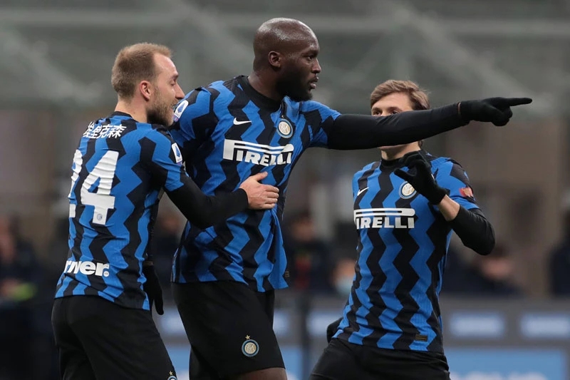 Inter vươn lên dẫn đầu Serie A.