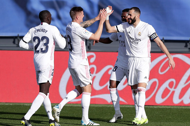 Đánh bại Valencia tạm vượt mặt Barca