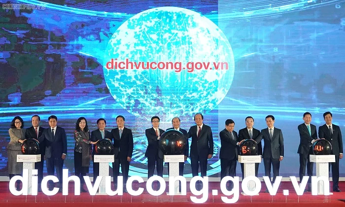Thủ tướng Chính phủ Nguyễn Xuân Phúc và lãnh đạo các bộ, ban, ngành tham dự lễ khai trương Cổng Dịch vụ công quốc gia tại Hà Nội.