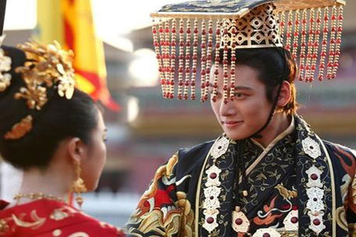 Đánh ghen phải đẳng cấp như các bà hoàng: Người câm lặng đến chết, kẻ biến người thành lợn