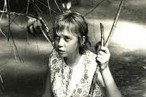 Chuyện ly kỳ về cô bé duy nhất sống sót sau tai nạn máy bay: Rơi từ độ cao 3000m xuống rừng rậm, đi bộ liên tục trong 10 ngày đêm