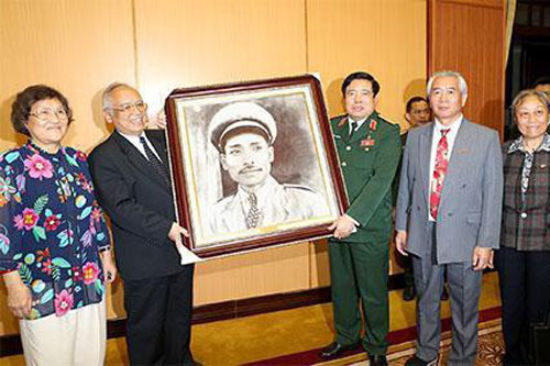 Ai được phong quân hàm cấp tướng ở cả Việt Nam và Trung Quốc?