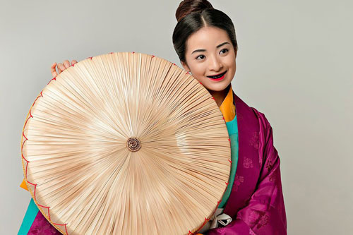 Răng đen : Lối trang điểm cao quý của người Việt