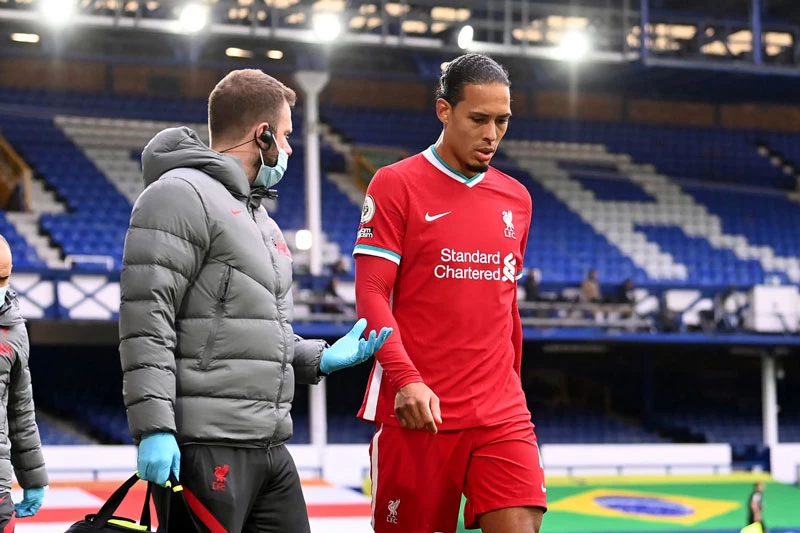 Sự vắng mặt của Virgil van Dijk khiến hàng thủ Liverpool mất đi sự chắc chắn.