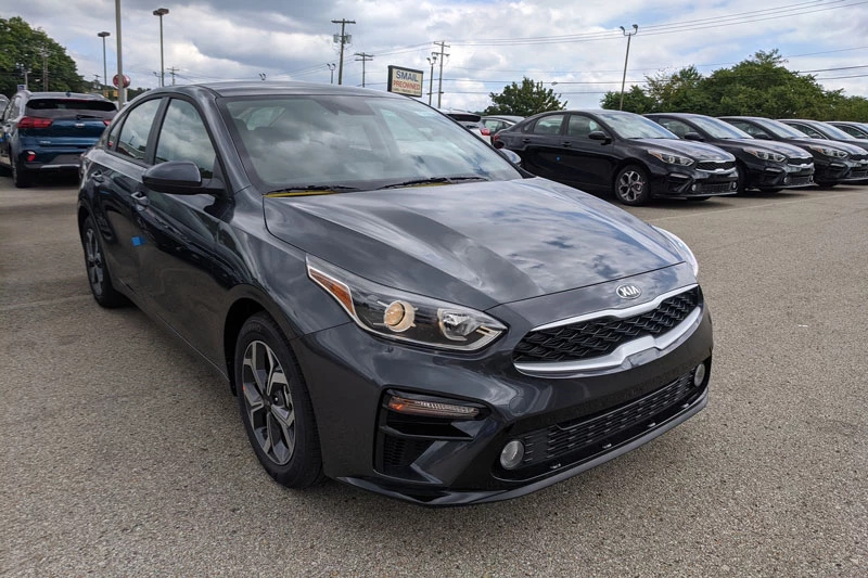 4. Kia Forte 2021 (điểm tổng thể: 8,2/10, giá khởi điểm: 17.890 USD).