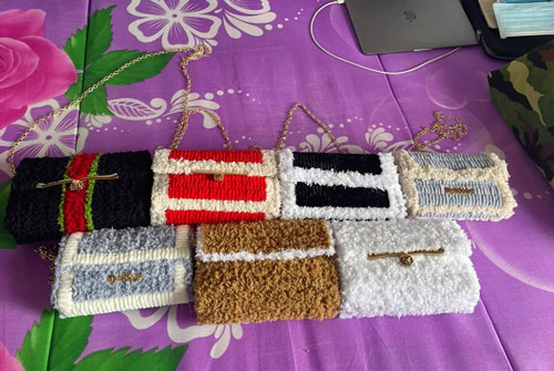 Ở khu cách ly, chàng trai trổ tài đan hàng loạt túi xách khiến chị em mê mẩn