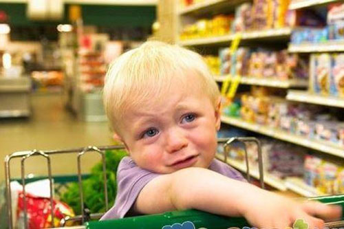 Trẻ ăn vạ đòi mua đồ chơi, cách xử lý của ông bố khiến đứa bé lập tức "xin chừa"