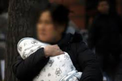 Chồng giục “lừa con dậy mà làm” khi mới sinh được vài ngày, không ngờ vừa dứt lời anh liền chết lặng trước pha xử lý vượt sức tưởng tượng