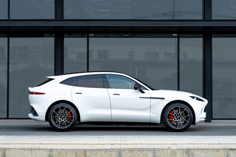 Ngắm siêu SUV Aston Martin DBX giá gần 17 tỷ đồng tại Việt Nam, cạnh tranh với Lamborghini Urus