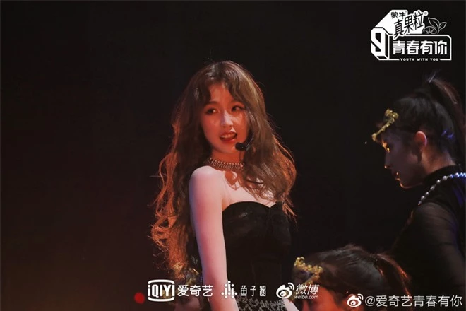 Màn đọ sắc vóc căng đét đầu năm: Lisa lên top 1 Weibo vì body quá đỉnh, Ngu Thư Hân gây bão với visual siêu xinh - Ảnh 11.