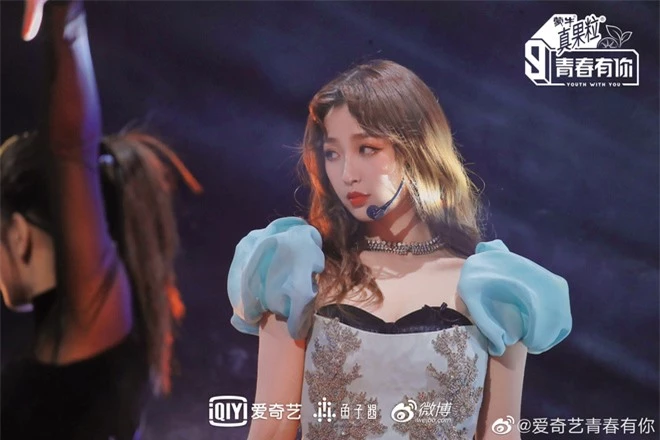 Màn đọ sắc vóc căng đét đầu năm: Lisa lên top 1 Weibo vì body quá đỉnh, Ngu Thư Hân gây bão với visual siêu xinh - Ảnh 14.