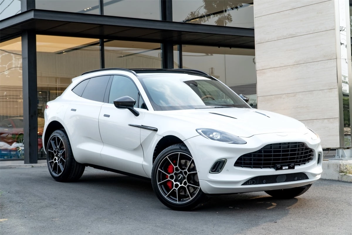 Mẫu SUV Aston Martin DBX vừa chính thức cập bến Việt Nam, đây là mẫu SUV cao cấp sẽ cạnh tranh cùng các đối thủ: Lamborghini Urus, Bentley Bentayga... với giá bán 16,688 tỷ đồng.