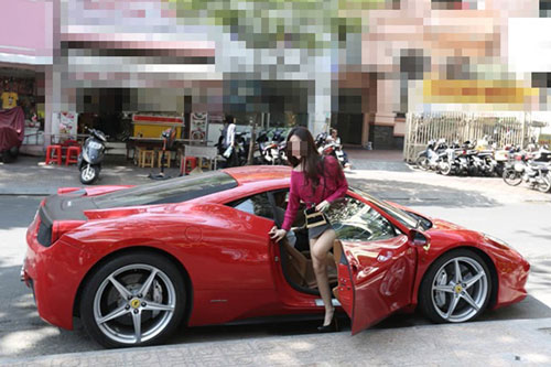 'Khăn gói quả mướp' phi xe máy về quê ăn Tết, anh chàng vô tình gặp bạn gái cũ bước xuống từ xe sang, chia sẻ sau đó bị dân mạng chỉ trích