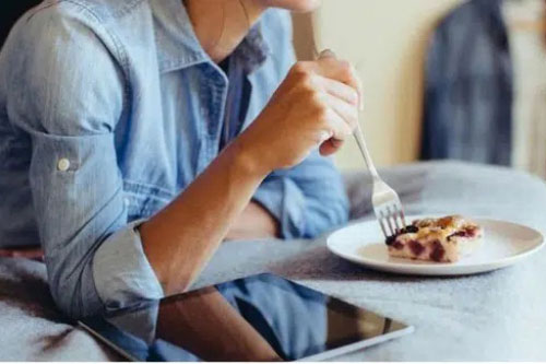 5 thói quen ăn uống cực xấu, khiến bạn "tăng cân chóng mặt", rối loạn tiêu hóa