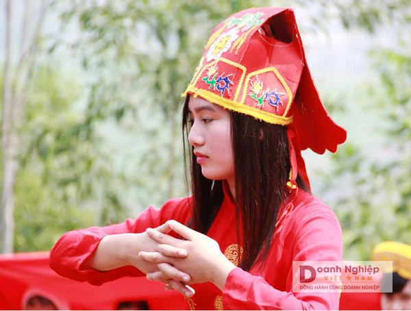 Thiếu nữ làng Chi Nê trong đội rước kiệu lễ hội truyền thống 27 tháng Giêng của làng.