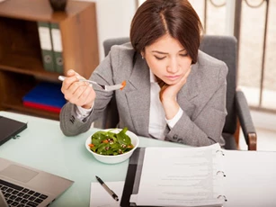 Ăn trưa ngay tại bàn làm việc là dại: Sai lầm kinh điển khiến bạn dễ mắc bệnh tim mạch, béo phì