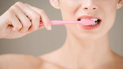Răng hỏng vì quá ham đánh răng