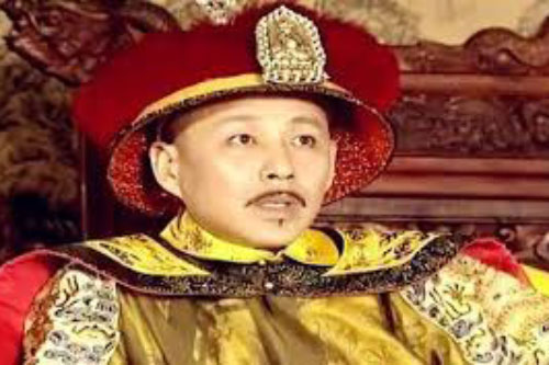 Thân là Hoàng đế, vì sao lần đầu nhìn thấy Càn Long, Khang Hy lại kinh ngạc đến mức phải đặt chén rượu trên tay xuống?