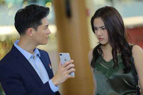 Vợ chồng lục đục ly hôn, tôi đờ đẫn thấy người đàn ông lạ chờ sẵn ngoài tòa án